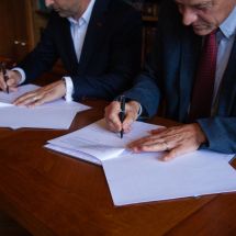 Smlouvu o vzájemném partnerství podepsal rektor Karel Melzoch a generální ředitel Daniel Tamchyna (3)