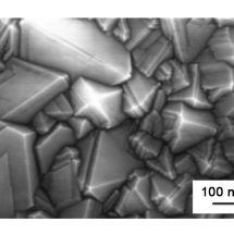 Obr 4b. - Obrázek nanokrystalického diamantu pořízeného pomocí skenovacího elektronového mikroskopu