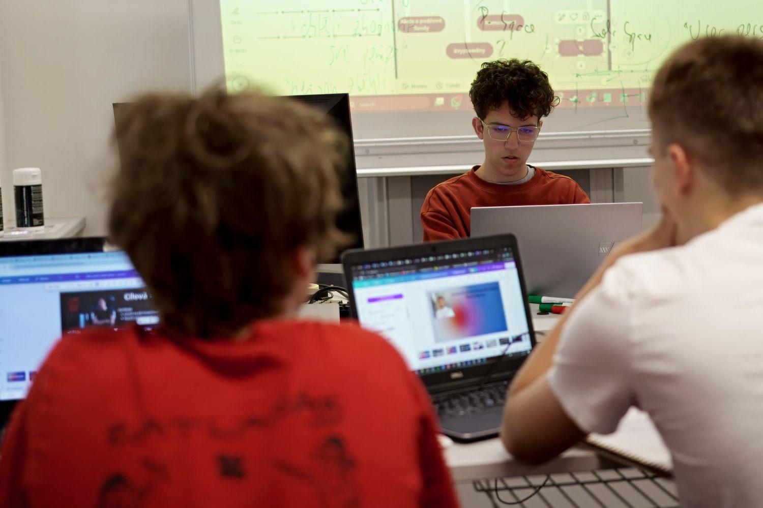Hackathon VŠCHT vyhrála aplikace, která teenagery naučí základům investičního myšlení