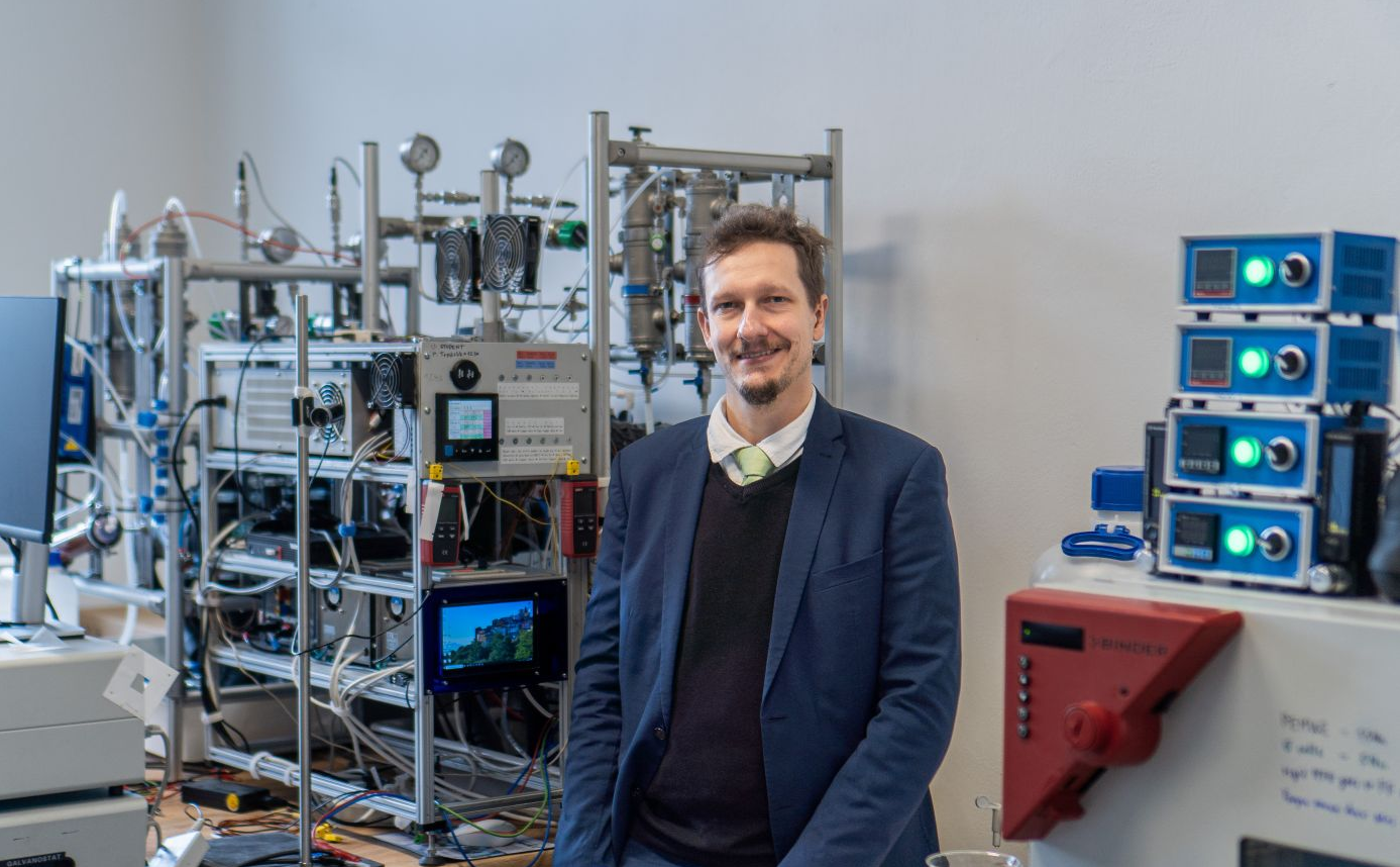 Green hydrogen: UCT Prague research team looking for a way to put expensive electrolyzer materials back into circulation