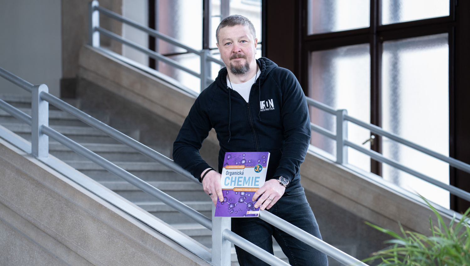 Nová učebnice organické chemie Petra Kovaříčka pomůže středoškolákům pochopit svět uhlovodíků
