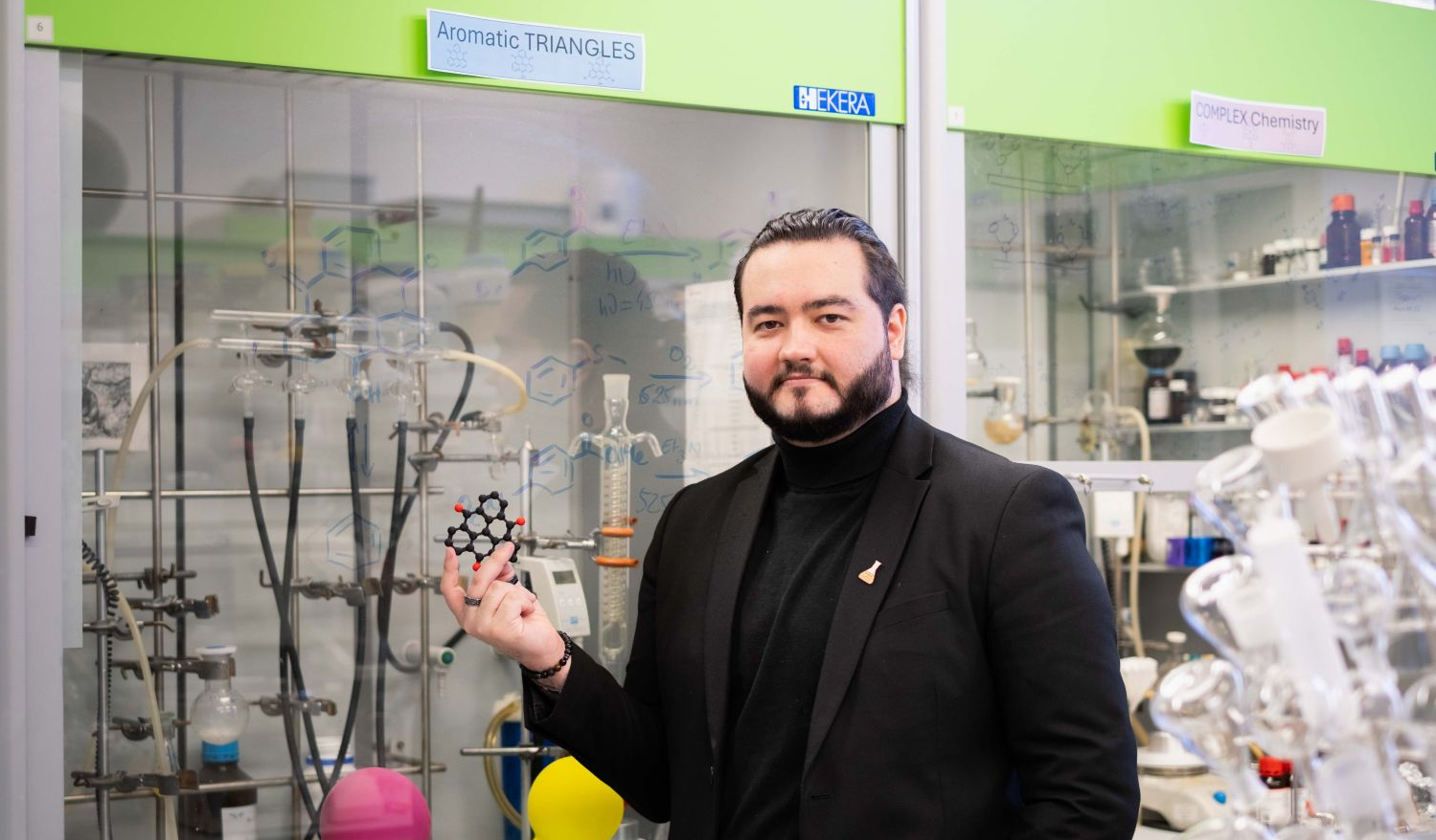 One vessel, three colours of light and three chemical reactions: UCT Prague research featured on the cover of Catalysis Science & Technology