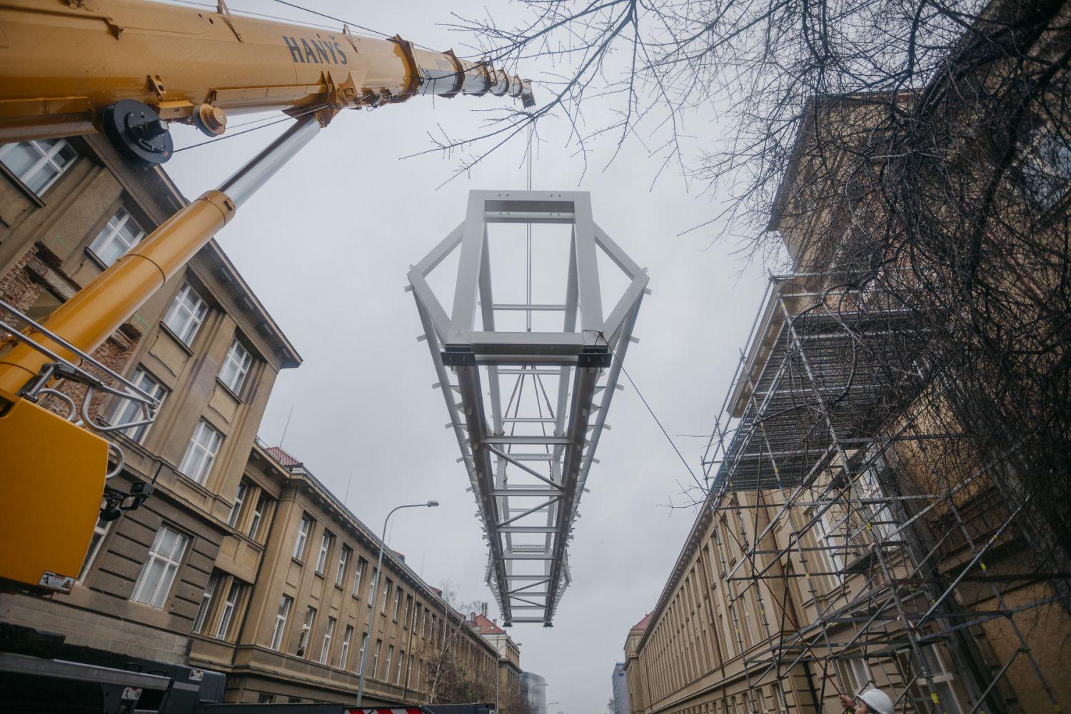 Můstky ze skla a oceli propojí historické budovy VŠCHT Praha