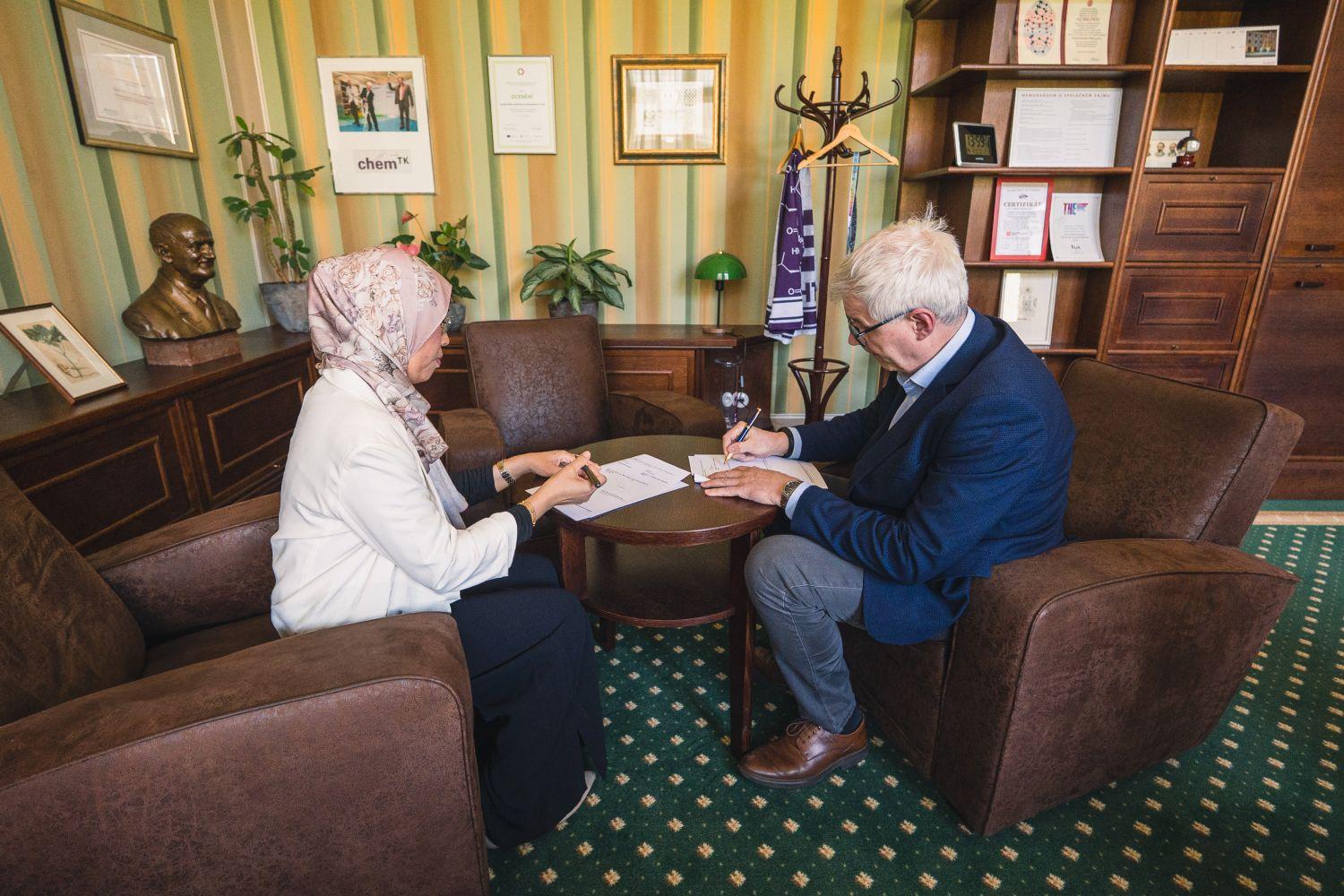 UCT Prague collaborates with Malaysian university on research into psychoactive substances