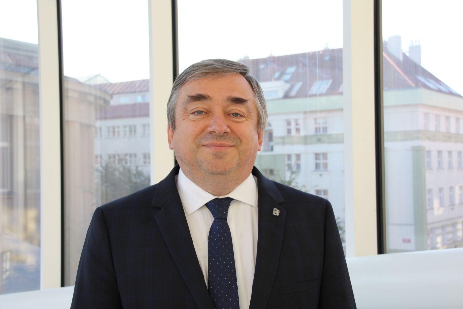 New project by professor Pavel Lhoták explores new methods for fullerene isolation for use in medicine and electronics