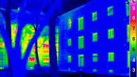 Obr. 1 - Ukázka snížení tepelných ztrát po zateplení budovy komerční tepelnou izolací podložené snímky z termovizní kamery