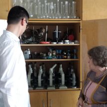 Volodymyr si se svou učitelkou prohlíží srdce biochemické učebny, mikroskopy