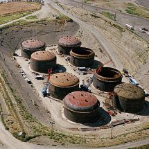 Nádrže, v nichž je v Hanfordu skladováno přes 200.000 m3 jaderného odpadu z výroby plutonia. Podobných nádrží je celkem 177