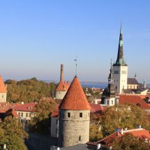 Tallinn je starobylé město se zachovanými hradbami