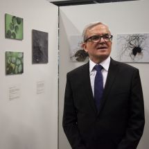 Pan Modrzejewski při prohlídce výstavy v NTK
