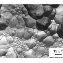 Obr 4a. - Ukázka struktury povrchu monokrystalického diamantu žíhaného na teplotu 1000 °C v optickém mikroskopu