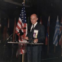 Obr. 2 - Prezident IAWQ zahajuje bienální konferenci ve Washingtonu, DC, 1992