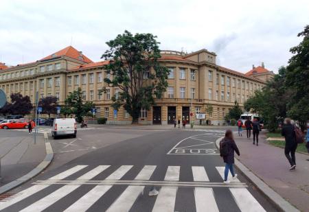  ◳ UCT_Zikova_entrance (jpg) → (šířka 450px)