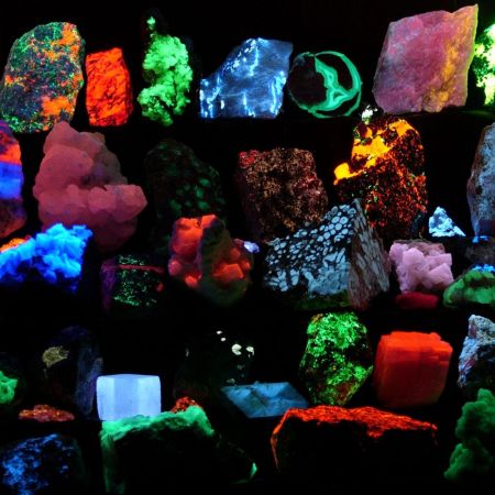 Obr. 1 - Ukázka různých druhů ultrafialovým (UV) světlem osvícených fluorescenčních krystalů, které vyzařují ve viditelné spektrální oblasti. CC BY-SA 2.5 Hannes Grobe-AWI