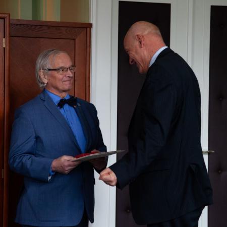 Předání medaile Emila Votočka prof. Drašarovi Předání medaile Emila Votočka prof. Drašarovi