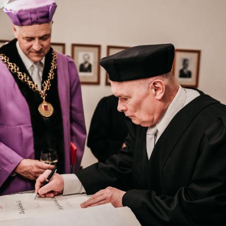 doc. Ing. František Hampl, CSc. při podepisování pamětní knihy doc. Ing. František Hampl, CSc. při podepisování pamětní knihy