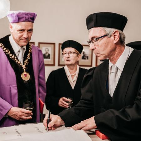 prof. Ing. Pavel Jeníček, CSc. při podepisování pamětní knihy prof. Ing. Pavel Jeníček, CSc. při podepisování pamětní knihy