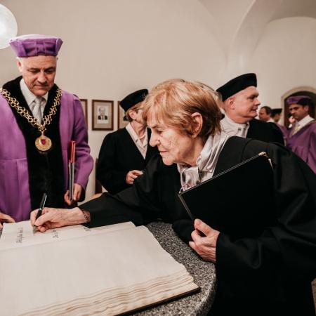 prof. Ing. Blanka Králová, CSc. při podepisování pamětní knihy prof. Ing. Blanka Králová, CSc. při podepisování pamětní knihy