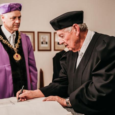 doc. Ing. Prokop Nekovář, CSc. při podepisování pamětní knihy doc. Ing. Prokop Nekovář, CSc. při podepisování pamětní knihy