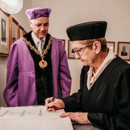 prof. RNDr. Olga Valentová, CSc. při podepisování pamětní knihy prof. RNDr. Olga Valentová, CSc. při podepisování pamětní knihy