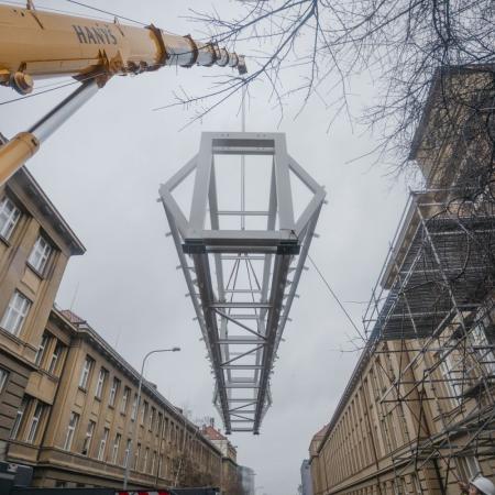 Instalace konstrukce prvního můstku mezi budovami VŠCHT 2 Instalace konstrukce prvního můstku mezi budovami VŠCHT 2