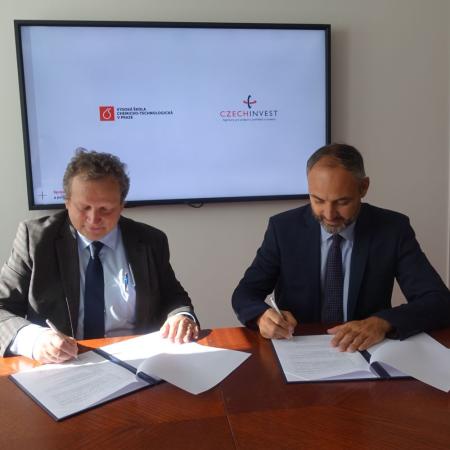 Ředitel CzechInvestu Patrik Reichl a rektor VŠCHT Pavel Matějka podepisují memorandum o vzájemné spolupráci Ředitel CzechInvestu Patrik Reichl a rektor VŠCHT Pavel Matějka podepisují memorandum o vzájemné spolupráci