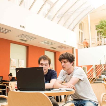 Ilustrační foto - konzultující studenti Ilustrační foto - konzultující studenti