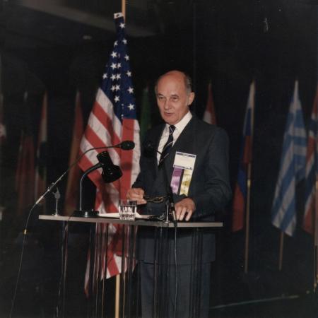 Prezident IAWQ zahajuje bienální konferenci ve Washingtonu, DC, 1992 Prezident IAWQ zahajuje bienální konferenci ve Washingtonu, DC, 1992