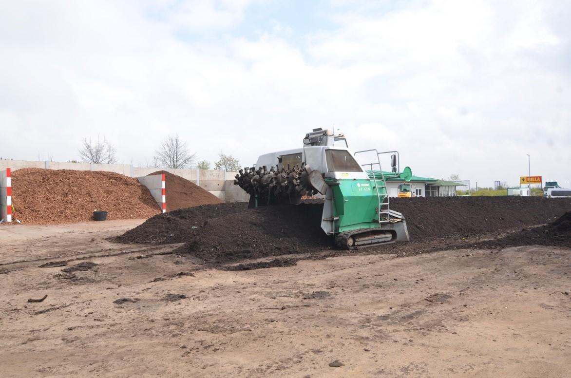 Obr. 1: překopávač – jeho hlavním cílem je provzdušnění materiálu Obr. 1: překopávač – jeho hlavním cílem je provzdušnění materiálu