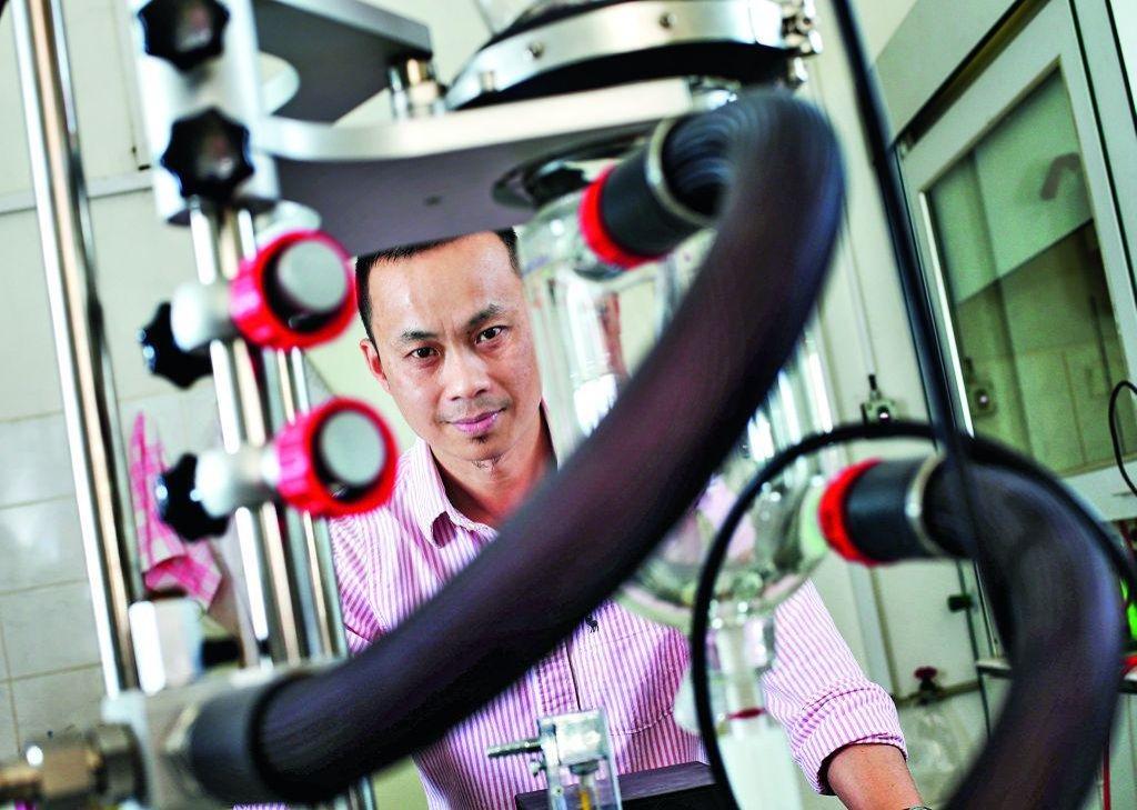 Vu Nguyen Hong, šéf skupiny chemické metalurgie Ústavu kovových materiálů a korozního inženýrství VŠCHT (Foto: Martin Pinkas - Euro)