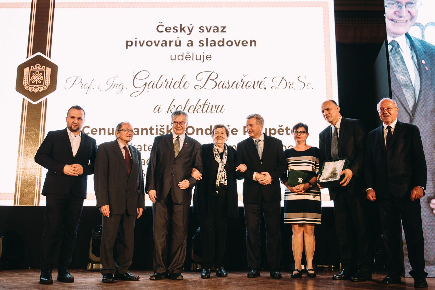 Cena F. O. Poupěte pro prof Basařovou